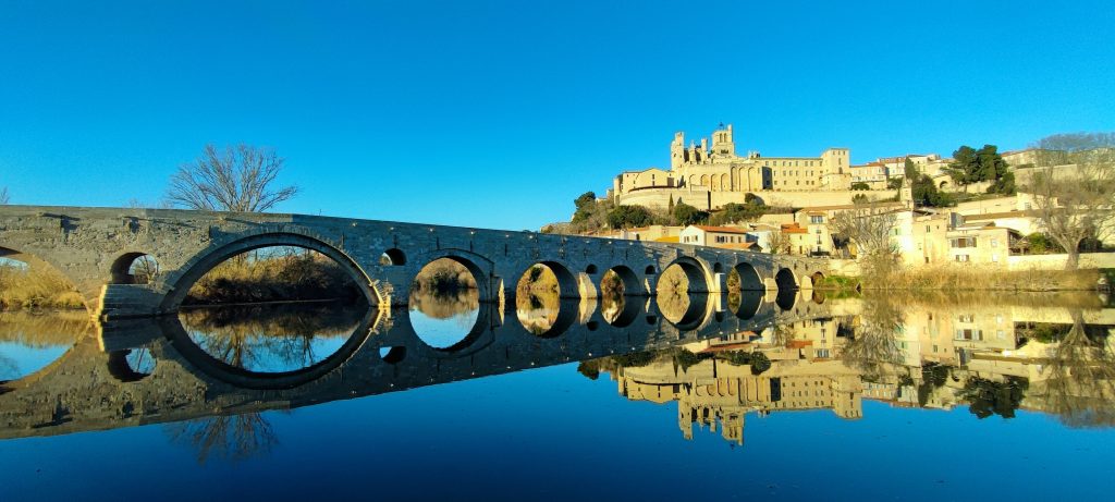 Photo de Béziers et du Pont-Vieux depuis la rive droite de l'Orb dans l'Hérault. Cathédrale Saint-Nazaire