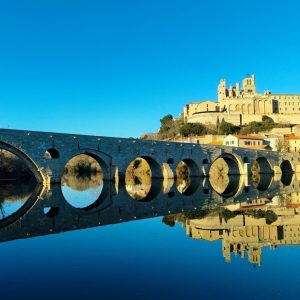 Photo de Béziers et du Pont-Vieux depuis la rive droite de l'Orb dans l'Hérault. Cathédrale Saint-Nazaire