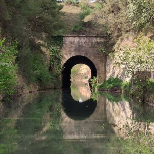 Photo du Canal du Midi qui passe dans le Tunel de Malpas sous la coline d'Ensérune