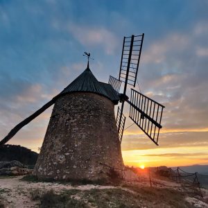Photo du Moulin du Rocher à Saint-Chinian au coucher du soleil