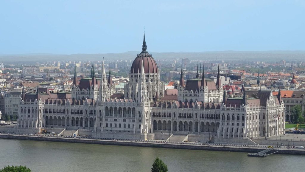 Photo du parlement de Budapest en Hongrie sur la rive du Danube - Construit en 1885