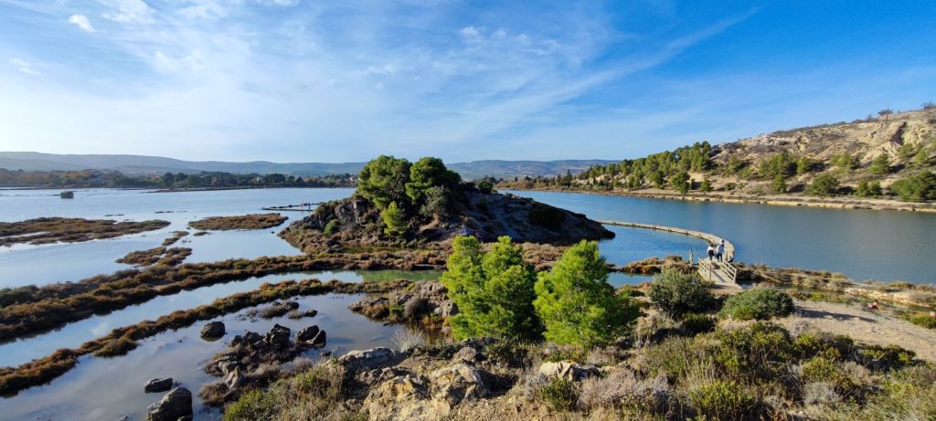 Photo de l'étang de Bages-Sigean et des pontons de promenades. Site classé Natura 2000
