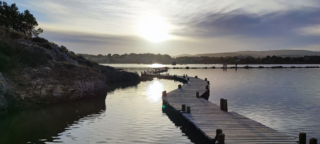 Photo des pontons de promenades sur l'étang de Bages-Sigean au coucher du soleil