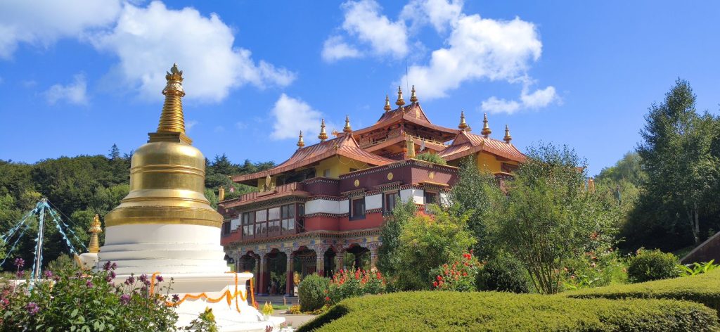 Photo du Temple bouddhiste Lerab Ling de Roqueronde inauguré en 2006 par le Dalai Lama. Un écrin paisible et coloré au milieu de la verdure