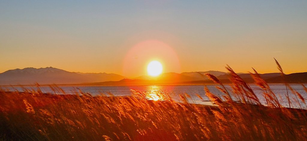 Photo du coucher du soleil sur les Pyrénées depuis l'étang de Leucate