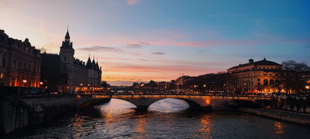 Photo du crépuscule sur la Seine à Paris avec vue sur le Pont au Change, la Conciergerie et le théâtre du Chatelet