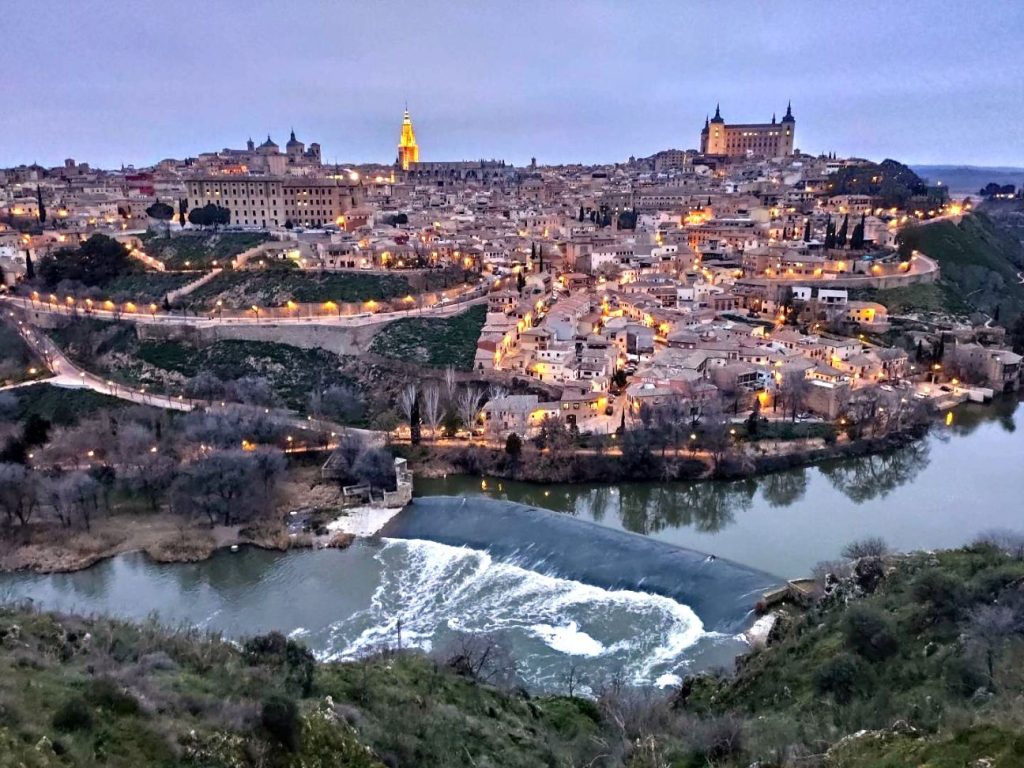 Photo de Tolède en Espagne avec vue sur la Cathédrale Sainte Marie et le Tage