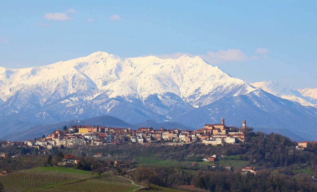 Photo de Mondovi dans le Piedmont en Italie avec vue sur les sommets enneigés des Alpes