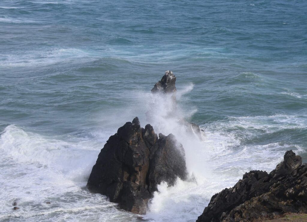 Photo du rocher des 2 frères au Cap d'Agde un jour de forte houle de la mer Méditerranée