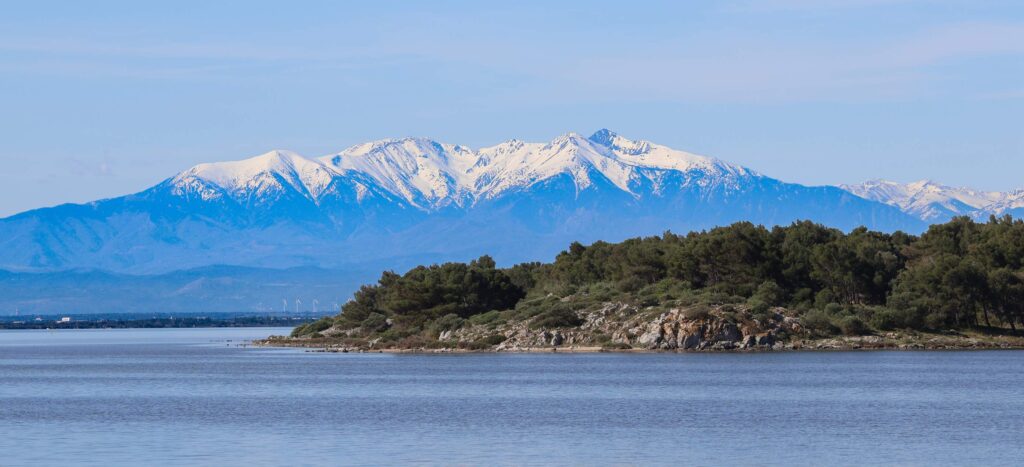 Photo de l'étang de Leucate avec vue sur les sommets enneigés des Pyrénées-Orientales et le mont Canigou