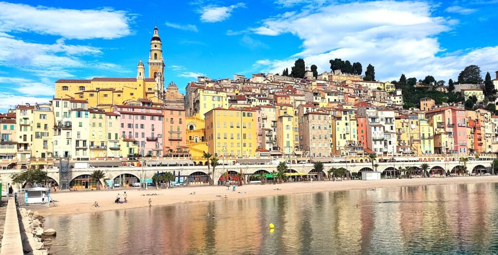 Photo de Menton depuis la mer Méditerranée au lever du soleil