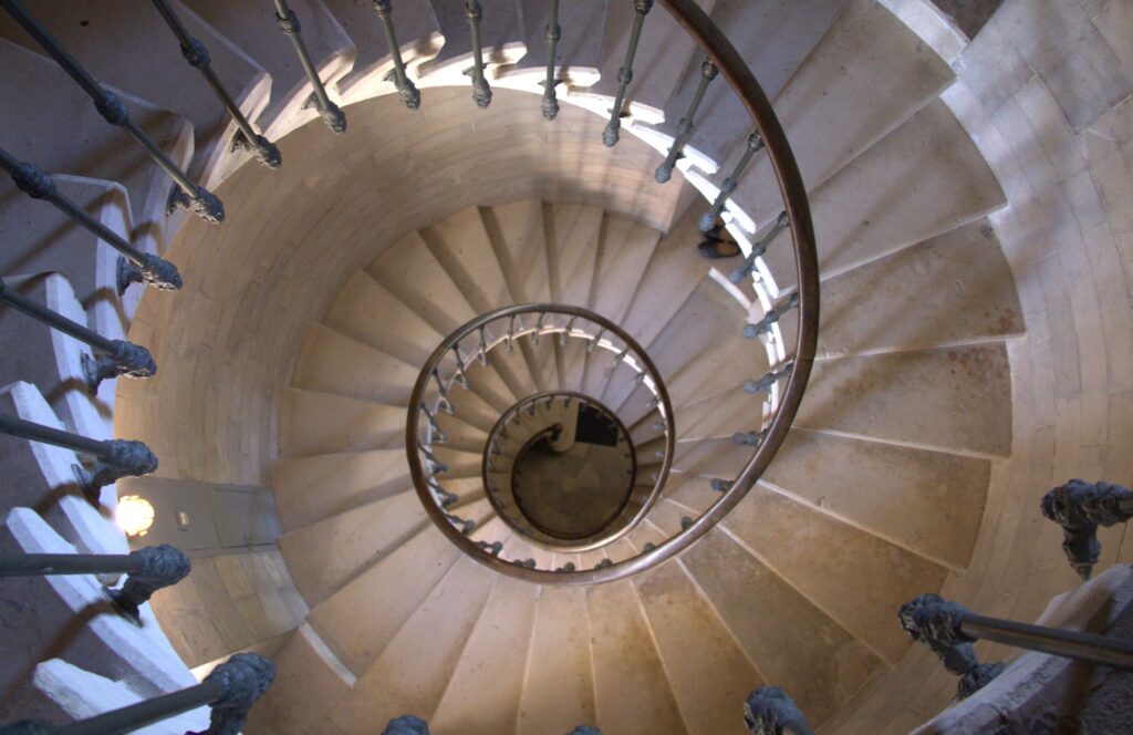 Photo de l'escalier intérieur du phare de l'Espiguette depuis son sommet