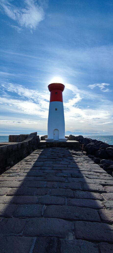 Photo du phare de la Tamarissière à l'embouchure de l'Hérault dans la mer Méditerranée