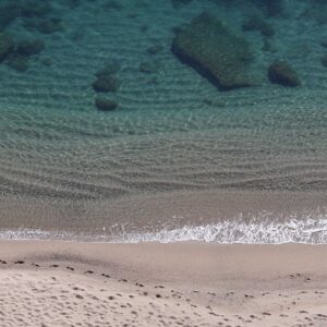 Photo de la Plagette de Leucate vue du sommet des falaises. De très belles couleurs entre le sable et la mer Méditerranée