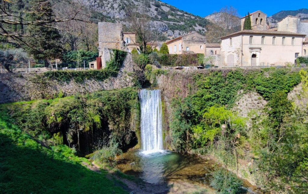 Photo de la cascade Verdus dans le village de Saint-Guilhem-le-Désert avant de se jeter dans l'Hérault