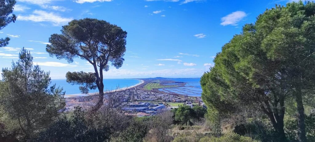 Photo du Lido de Thau depuis les Pierres Blanches du Mont Saint-Clair et vue sur le Mont Saint-Loup d'Agde